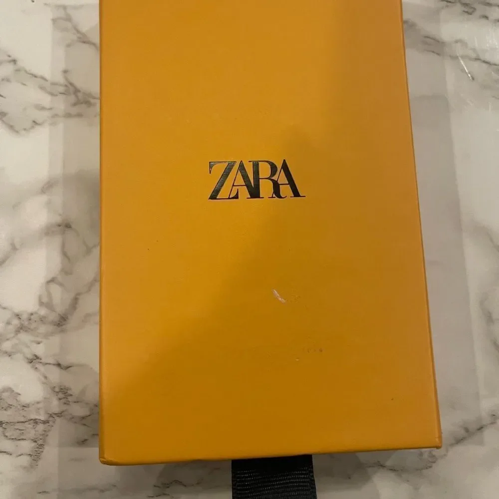 𝅺Zara E Initial Stamp Necklace  NIB